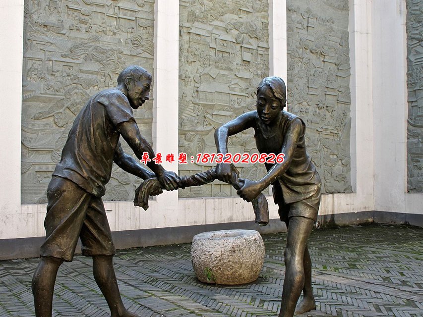 擰衣服銅雕，廣場小品雕塑