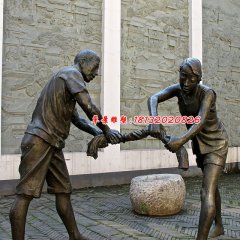 擰衣服銅雕，廣場小品雕塑