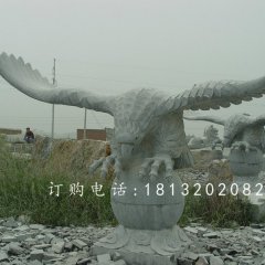 踩球老鷹石雕，青石雄鷹展翅雕塑