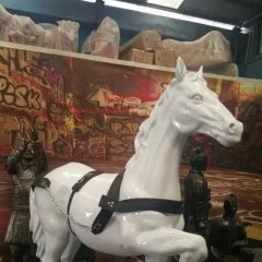 抬蹄馬雕塑，玻璃鋼白馬動(dòng)物雕塑