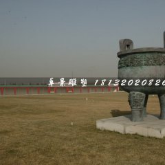 三足銅鼎，廣場青銅鼎