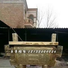 聚財寶鼎銅雕，廣場四足鼎