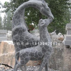 青石動物雕塑，親嘴鹿石雕