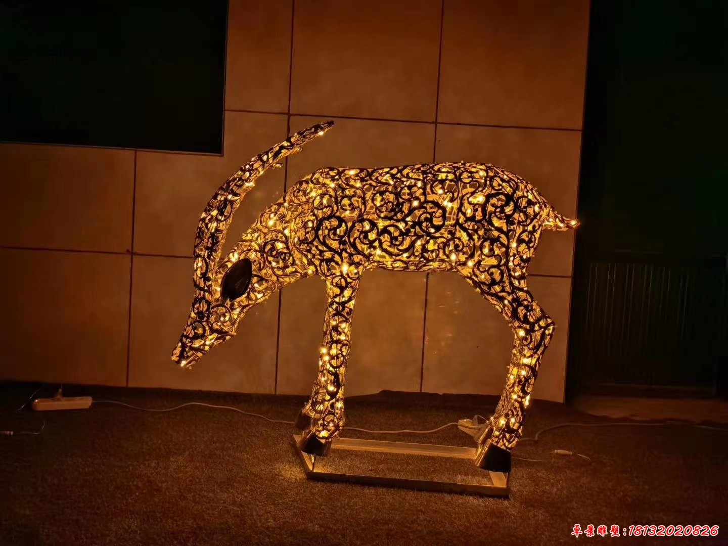 不銹鋼發光低頭鹿雕塑