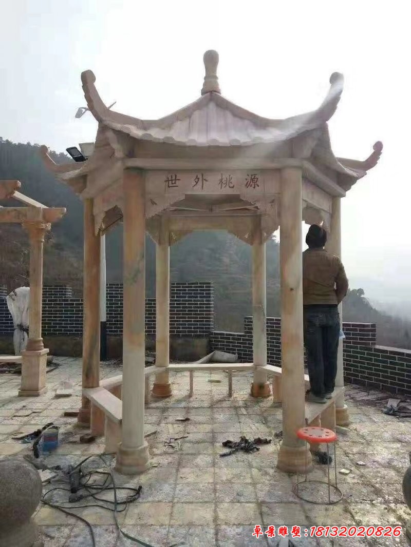 晚霞紅景區六角涼亭