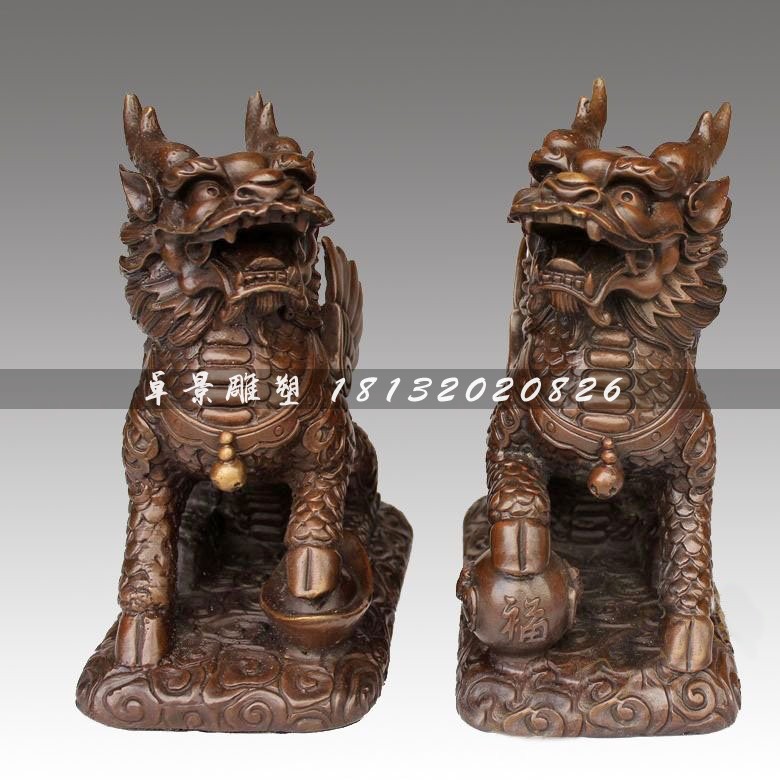 腳踩錢幣的麒麟銅雕，銅雕神獸