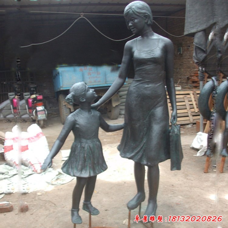 步行街人物雕塑，廣場現代人物銅雕