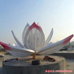 泉城廣場(chǎng)中的不銹鋼荷花雕塑