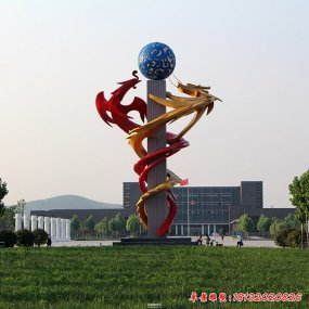 廣場中間不銹鋼雕塑