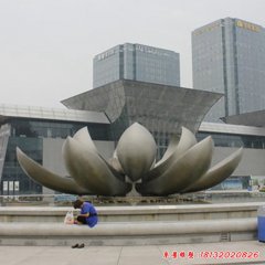 泉城廣場噴泉中的不銹鋼荷花雕塑