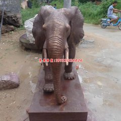 銅雕看門大象