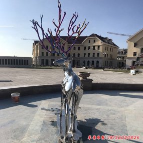 回頭鹿雕塑
