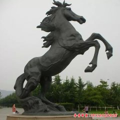 奮進(jìn)的馬雕塑